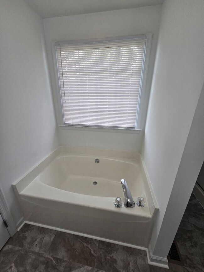 Building Photo - 312 Shade Tree Dr