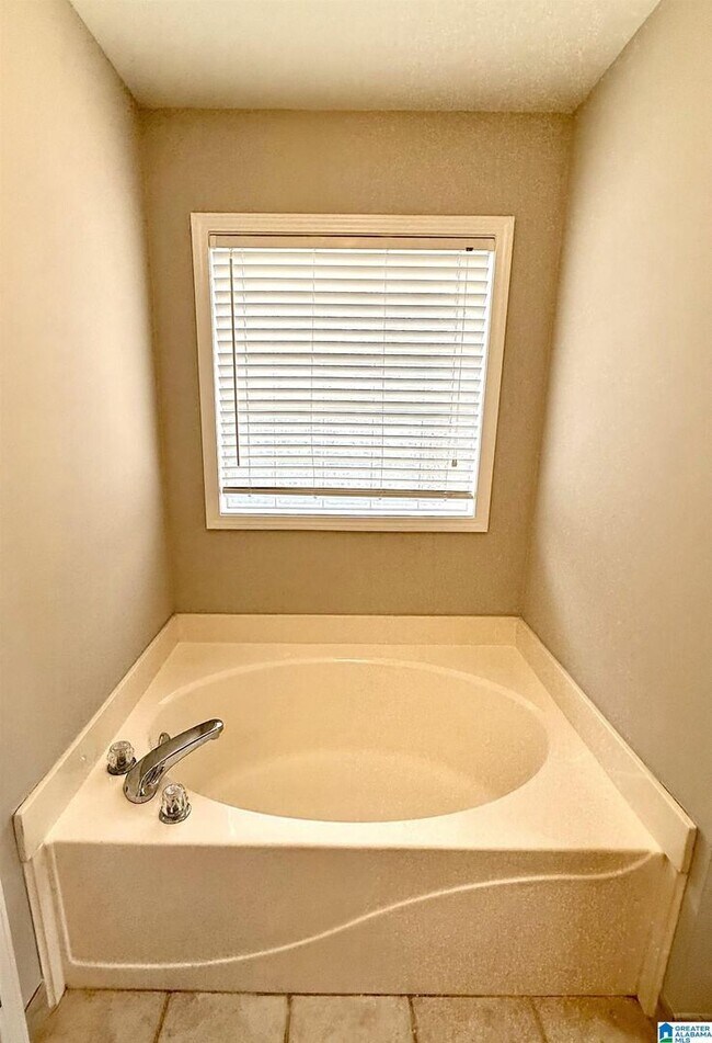 Building Photo - 3 Bed 2 Bath Home In Calera With 2 Car Garage And Fenced In Back Yard