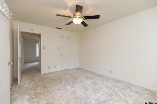 Building Photo - 1707 Sampson Dr