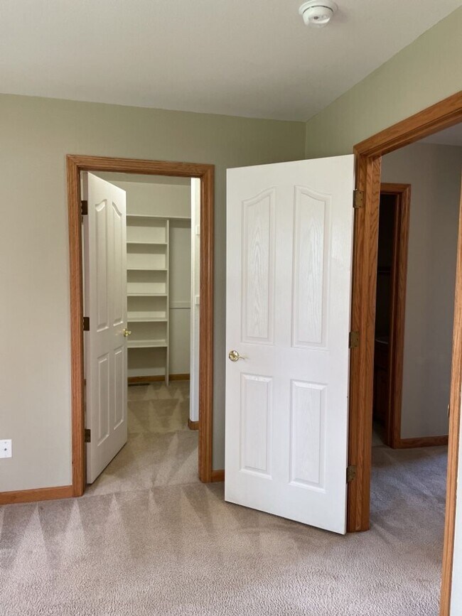 Building Photo - 4 Bed 2.5 Bath Home in Windsor