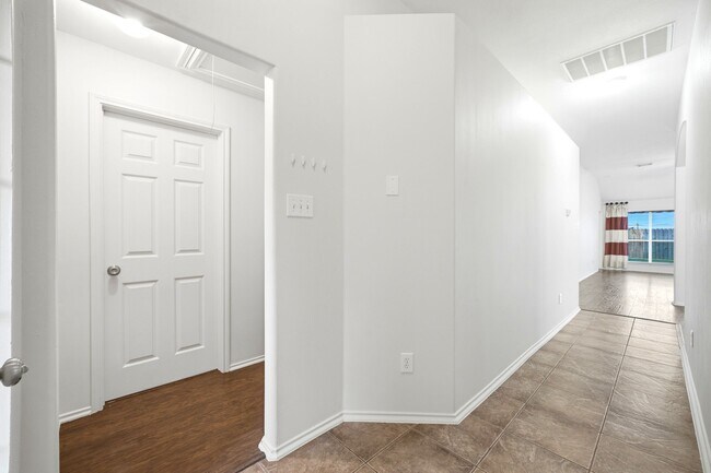 Building Photo - 6931 Hamilton Falls Ln