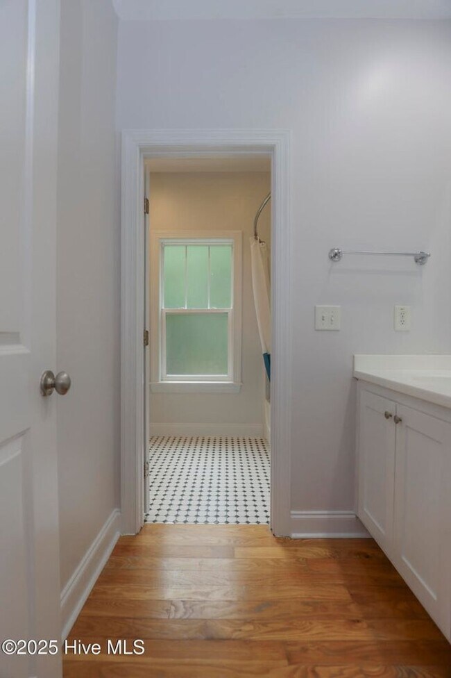 Building Photo - Rental Avail in Olde Point!