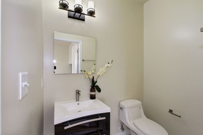 Building Photo - Gorgeous and Spacious Renovated 4br/3.5ba ...