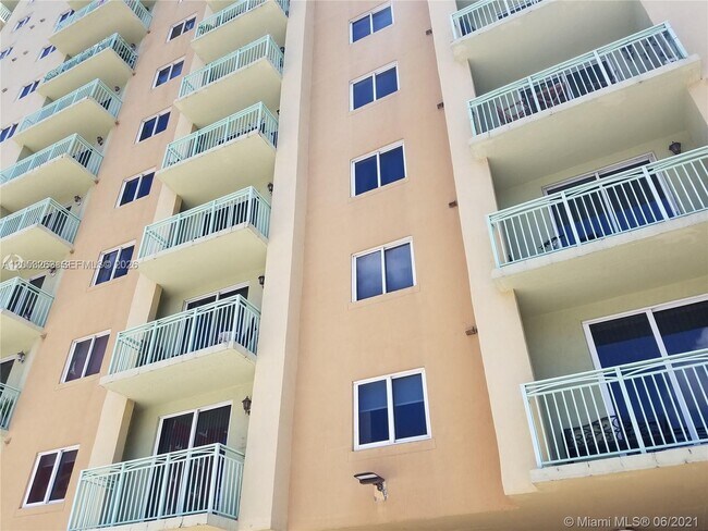 Building Photo - 3500 Coral Wy