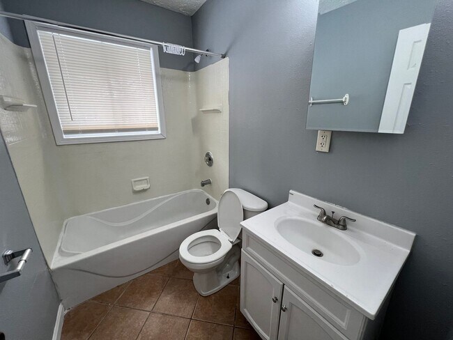 Building Photo - Far Eastside 3 Bedroom 1 Bath