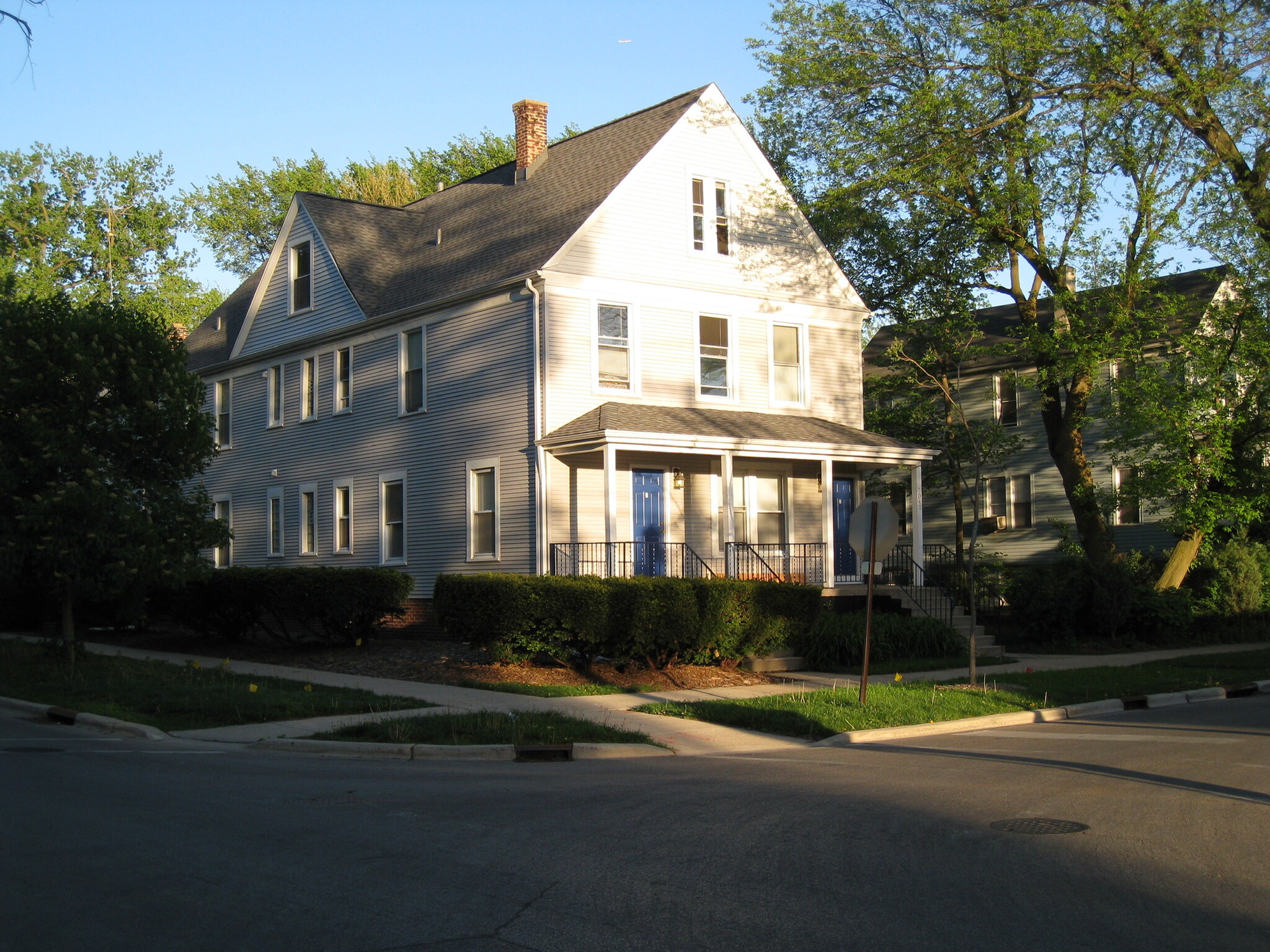 Building Photo - 2047 Asbury Ave