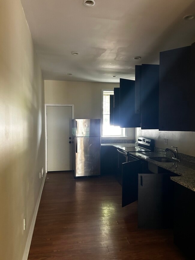 Building Photo - 3 bedrooms 2 bathrooms