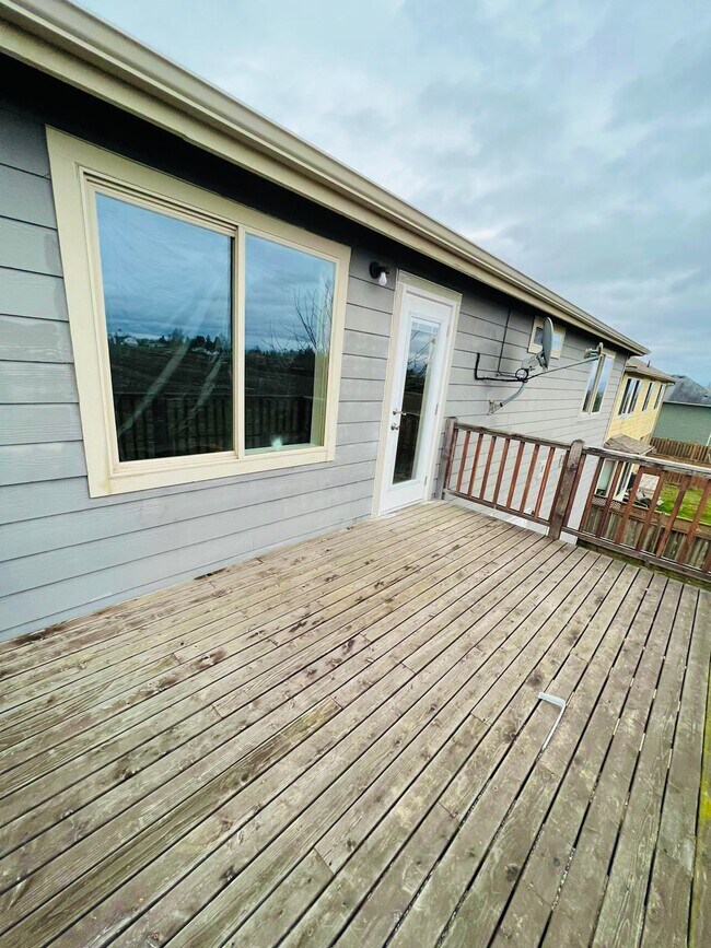 Building Photo - 2655 Glenmore St