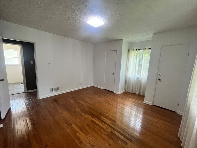 Building Photo - Spacious 3 bedroom 1.5 bathroom House