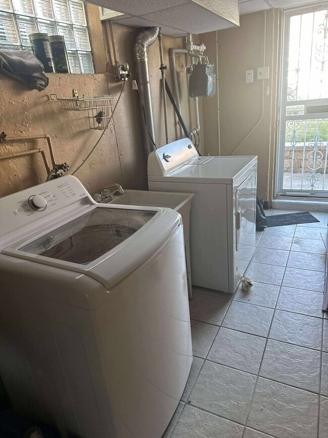 Building Photo - 129 Ridgefield Rd