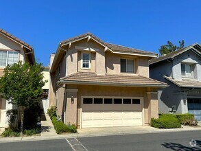 Building Photo - Spacious 4 Bed, 3 Bath Townhome in Gated W...
