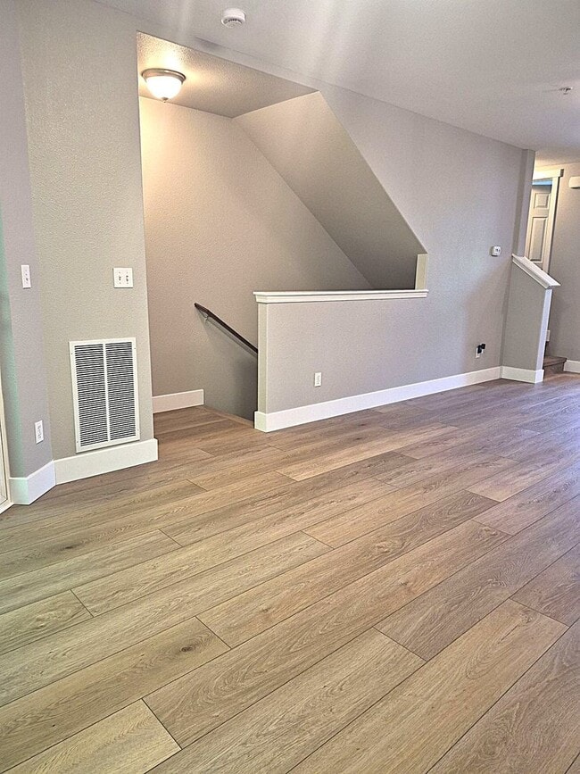 Building Photo - Beautiful 2BD/1.5BA Condo located in the Edgewater at South Hill