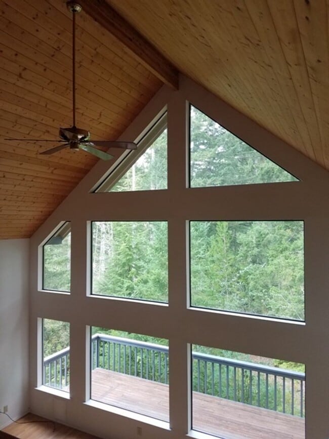 Building Photo - Beautiful home located on Emerald Lake