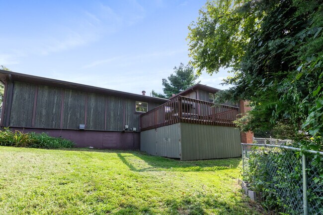 Building Photo - 318 NW Woodland Rd