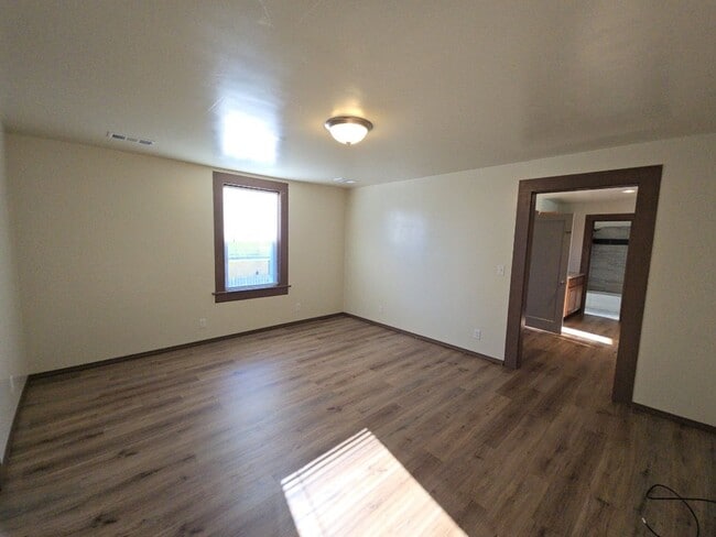 Building Photo - 3BR Eureka home offers remodeled interior, large yard and outbuildings!