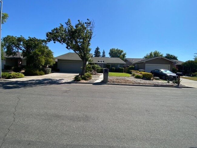 Primary Photo - 8296 N Raisina Ave