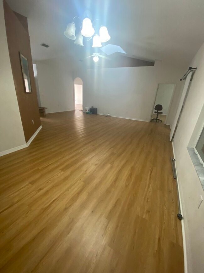 Building Photo - 1804 SW 65th Dr