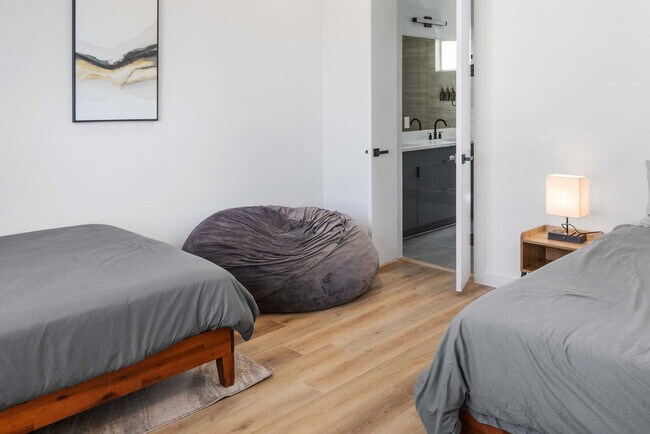 Building Photo - 6740 Peerless St