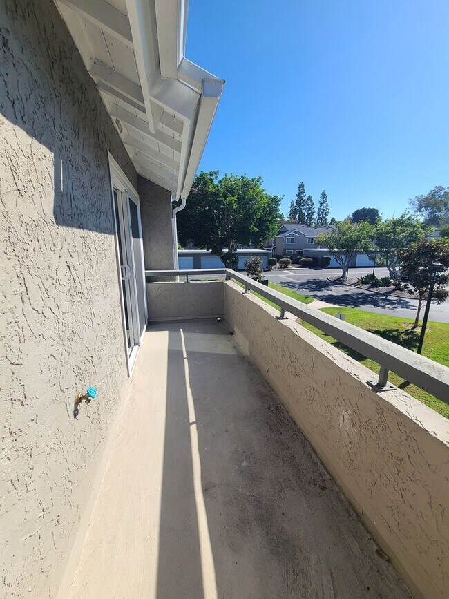 Building Photo - Spacious Two story 3 bed 2.5 baths + 2 car garage in great school district.