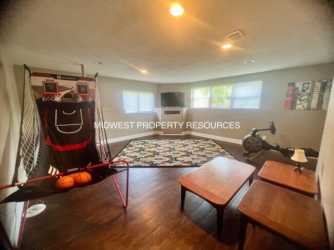 Building Photo - Exquisite 4-Bedroom Home with Spacious Fam...