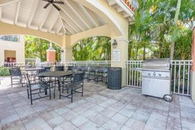 Building Photo - Greenhills-11032