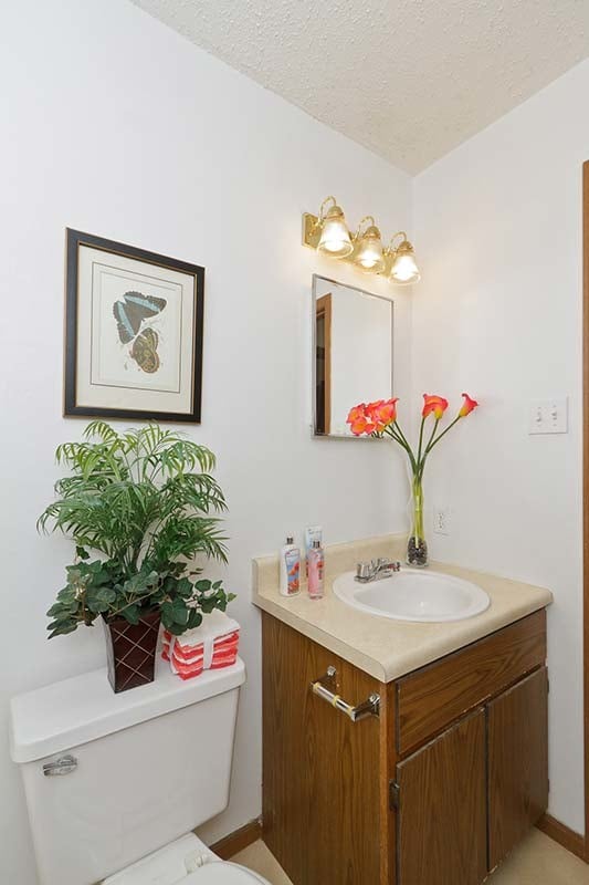 Building Photo - 2039 Essex Dr