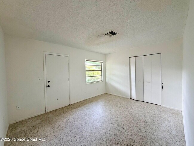 Building Photo - 1590 S Deleon Ave