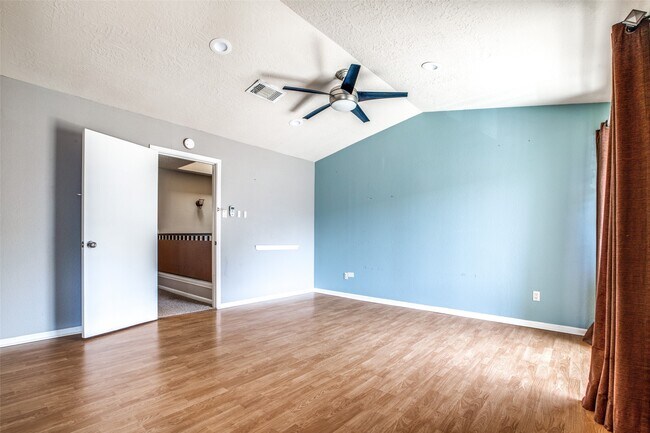 Building Photo - 800 Country Pl Dr