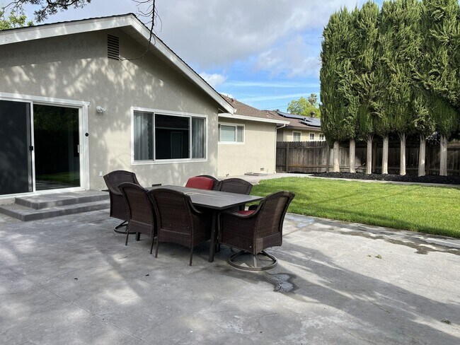 Building Photo - 1311 Spruce Dr