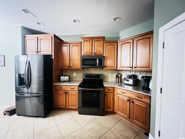 Building Photo - 584 Summerhill Dr