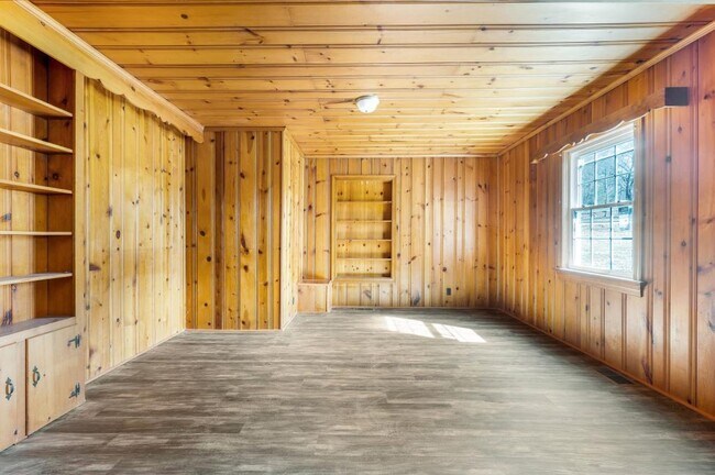 Building Photo - 228 Newcomb Dr