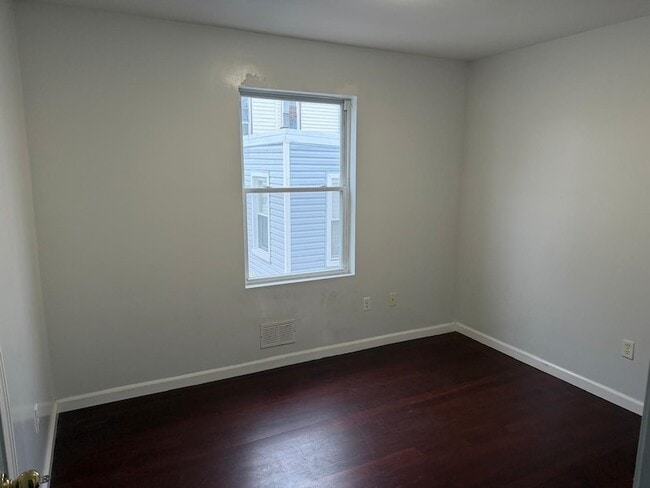 Building Photo - 183 Hutton St