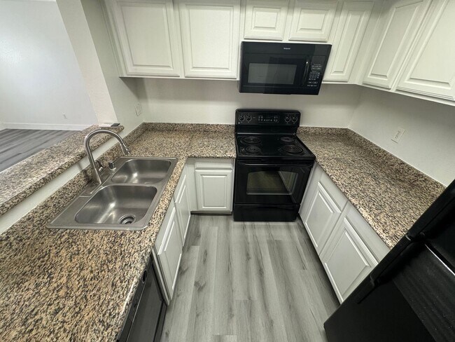 Building Photo - Bright spacious condo near Sunrise Mountain