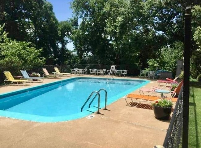 Building Photo - Gorgeous Condo in Sophian Plaza!