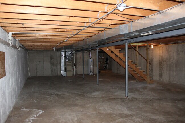 Building Photo - 10 Crestview Dr