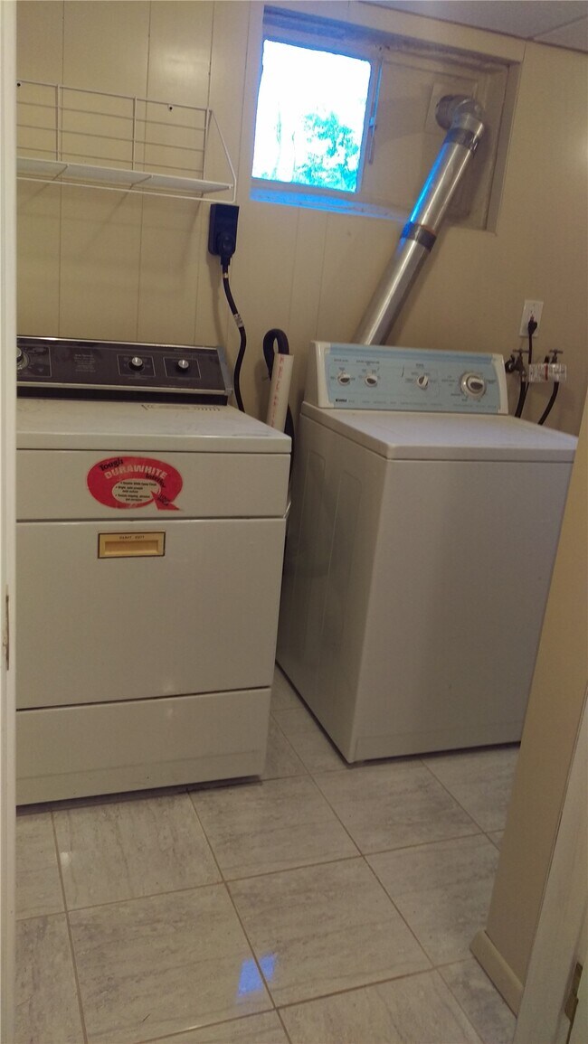 Building Photo - 18 Country Squire Ct