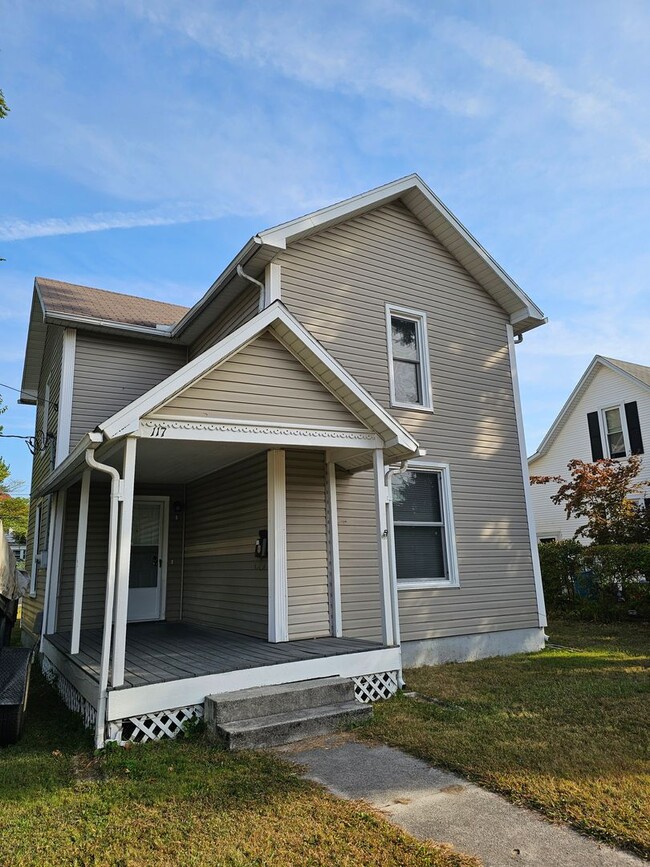 Building Photo - Large Home in Heart of BG