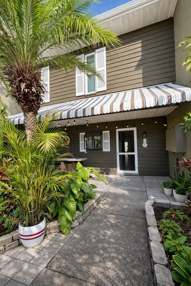 Building Photo - 727 N Himes Ave