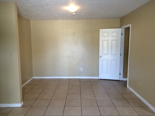 Building Photo - Large 6-2 house with new central air