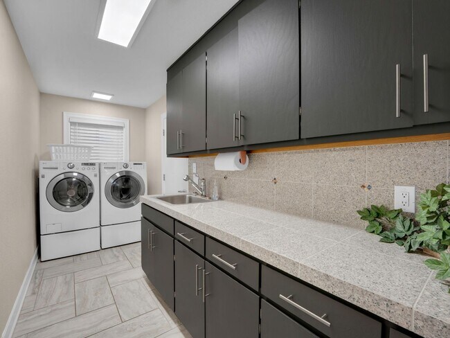 Building Photo - Gorgeous Furnished Country Club Rental