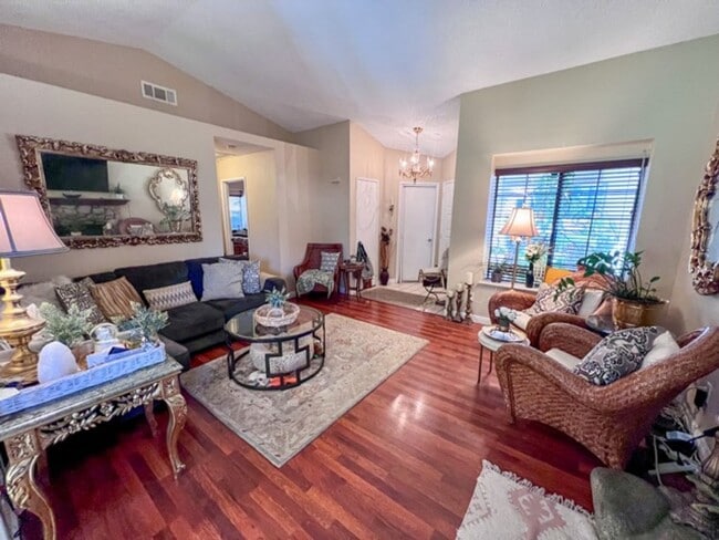 Building Photo - 2 bedroom Temecula home with a big backyar...