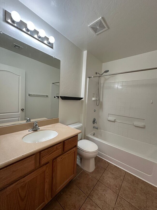 Building Photo - Beautiful 3 Bed 2 Bath House!!