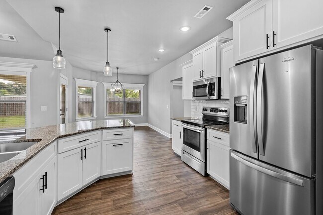 Building Photo - Spacious 4-Bedroom Home with Open Layout, ...