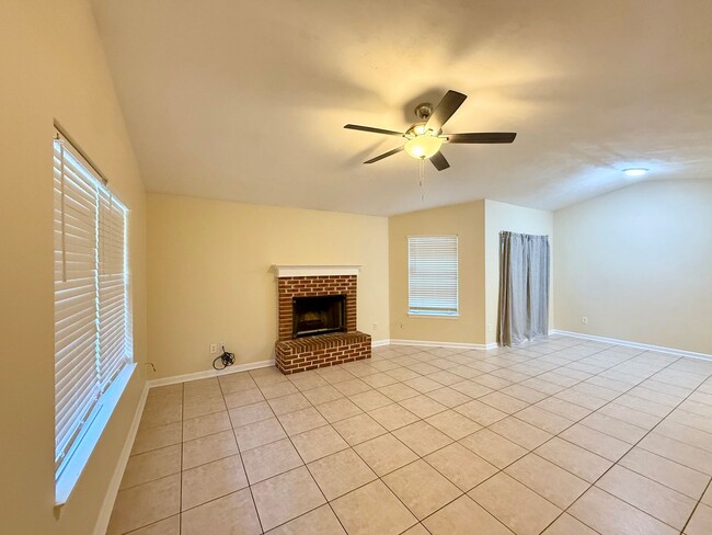 Building Photo - Available NOW 3BD / 2BA Home For Rent!!