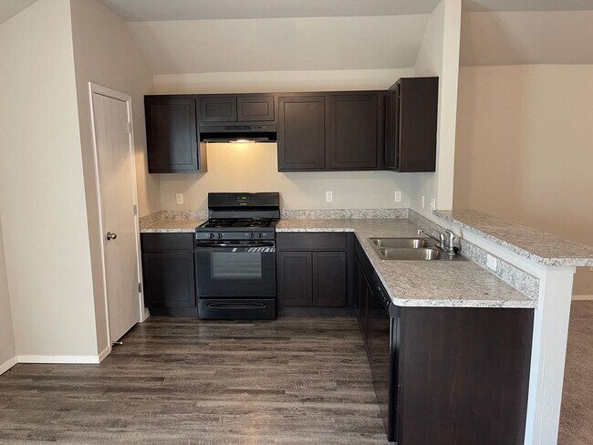 Building Photo - 3 bed 2 bath open living and beautiful finishes!