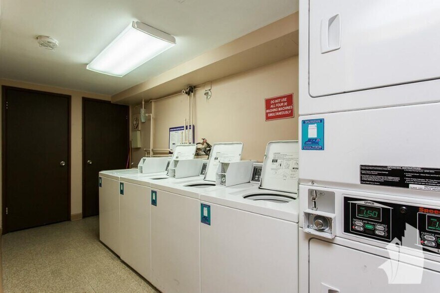 Building Photo - 525 W Aldine Ave