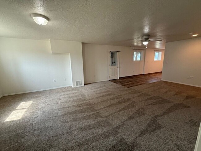 Building Photo - 4 Bedroom 2 Bath Country home Dundee OR. P...