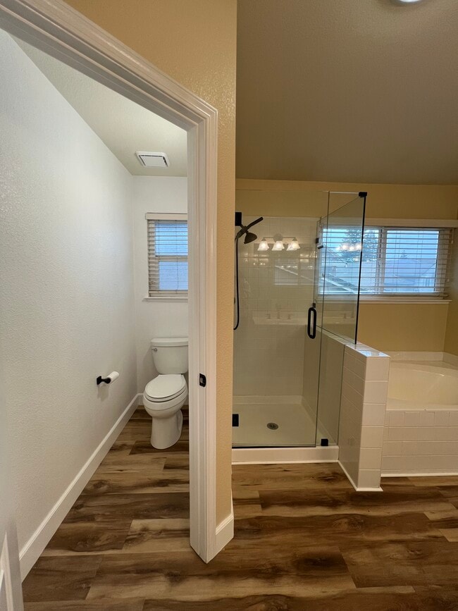 Building Photo - 827 Notre Dame Dr