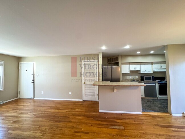 Building Photo - Hessian Hills first-floor Condo 2bed/1bath...