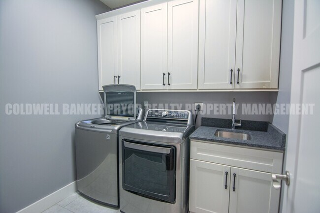 Building Photo - 9618 Shooting Star Cir